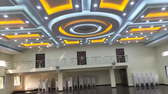 Decorative illuminated false ceiling above the main hall